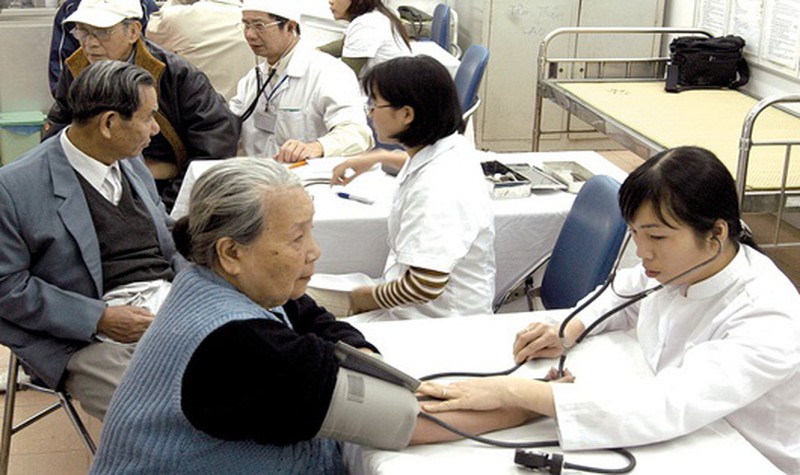 Người cao tuổi là nhóm dân số cần được chăm sóc sức khỏe thường xuyên để phòng trách dịch Covid-19 Người cao tuổi là nhóm dân số cần được chăm sóc sức khỏe thường xuyên để phòng trách dịch Covid-19