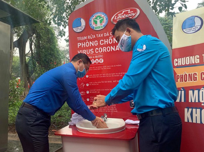 Trạm rửa tay d&atilde; chiến đầu ti&ecirc;n được lắp đặt tại khu vực tượng đ&agrave;i Vua L&yacute; Th&aacute;i Tổ (Ho&agrave;n Kiếm, H&agrave; Nội)