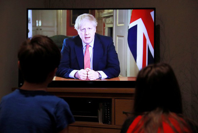 Thủ tướng Anh Boris Johnson ph&aacute;t biểu qua truyền h&igrave;nh ng&agrave;y 23-3. Ảnh: Reuters