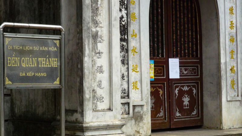 Đền Qu&aacute;n Th&aacute;nh đ&atilde; chủ động đ&oacute;ng cửa ph&ograve;ng chống dịch COVID-19.