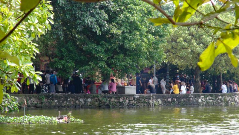 Nhưng tại Phủ T&acirc;y Hồ vẫn c&oacute; rất đ&ocirc;ng người d&acirc;n tụ tập đi lễ trong ng&agrave;y m&ugrave;ng 1 &acirc;m lịch đầu th&aacute;ng.