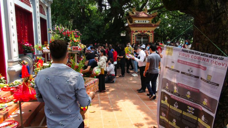 Th&ocirc;ng b&aacute;o ph&ograve;ng chống virus SARS-CoV-2 v&agrave; dịch COVID-19 ngay tại đền, ch&ugrave;a, nhưng người d&acirc;n vẫn tập trung rất đ&ocirc;ng tại Phủ T&acirc;y Hồ d&acirc;ng lễ.