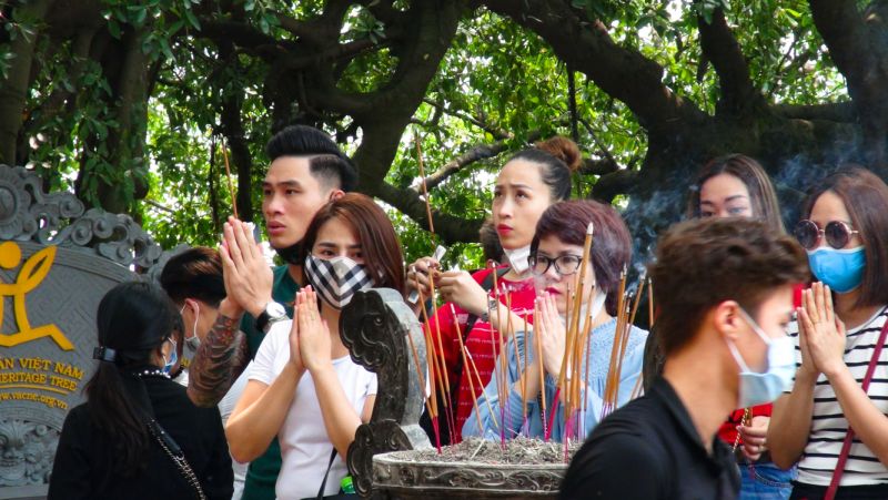 Thậm ch&iacute; rất nhiều người chủ quan, kh&ocirc;ng đeo hoặc th&aacute;o bỏ khẩu trang.