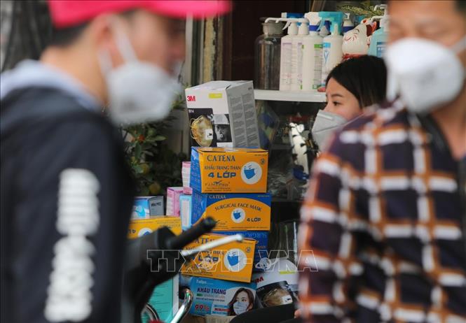 Bộ Y tế vừa c&oacute; C&ocirc;ng văn hỏa tốc gửi Sở Y tế c&aacute;c tỉnh, th&agrave;nh phố trực thuộc Trung ương về việc xử l&yacute; nghi&ecirc;m cơ sở b&aacute;n lẻ thuốc đầu cơ, găm h&agrave;ng, n&acirc;ng gi&aacute; b&aacute;n khẩu trang y tế.