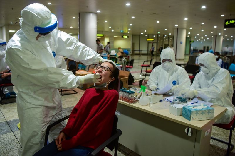 Lấy mẫu x&eacute;t nghiệm tại s&acirc;n bay Nội B&agrave;i.