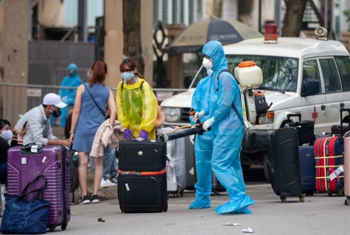 Cán bộ y tế phun khử trùng toàn bộ hành lý của những người từ vùng dịch về, trước khi làm thủ tục vào khu cách ly. Cán bộ y tế phun khử trùng toàn bộ hành lý của những người từ vùng dịch về, trước khi làm thủ tục vào khu cách ly.