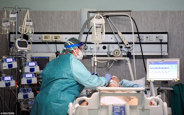 C&aacute;c b&aacute;c sĩ Italy căng m&igrave;nh chữa trị cho c&aacute;c bệnh nh&acirc;n