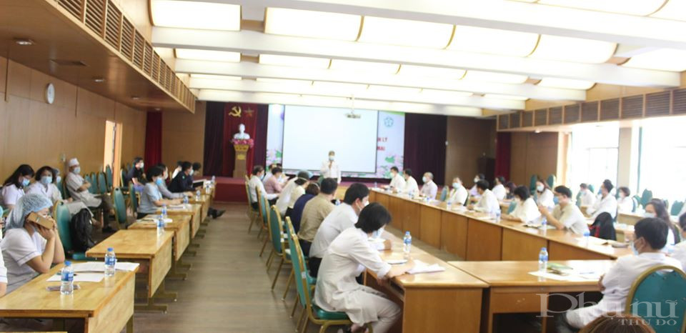 Thứ trưởng Bộ Y tế Nguyễn Trường Sơn l&agrave;m việc với c&aacute;n bộ, nh&acirc;n vi&ecirc;n BV Bạch Mai về c&ocirc;ng t&aacute;c ph&ograve;ng, chống dịch Covid-19.