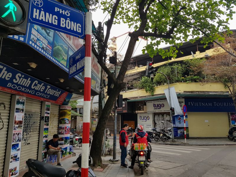 C&aacute;c hộ kinh doanh tại phố cổ đ&atilde; tạm dừng hoạt động khi c&oacute; y&ecirc;u cầu của TP H&agrave; Nội.