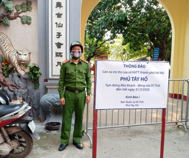 Công an quận Tây Hồ ứng trực tại phủ Tây Hồ ngày 24-3.