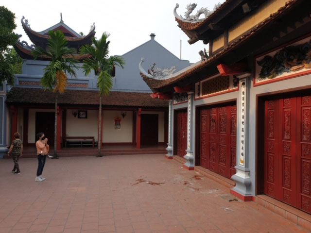 Dù phủ Tây Hồ đã đóng cửa nhưng một số người dân vẫn đến lễ, bái vọng.