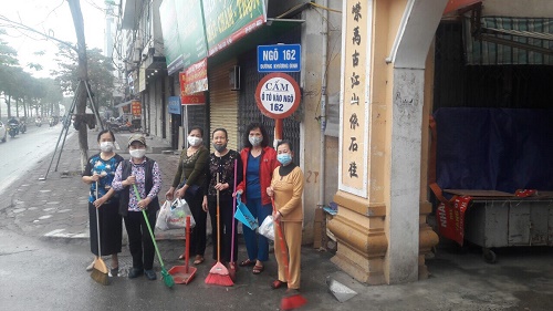 Cán bộ, hội viên Hội LHPN quận Thanh Xuân tổng vệ sinh môi trường để phòng chống dịch bệnh Covid-19