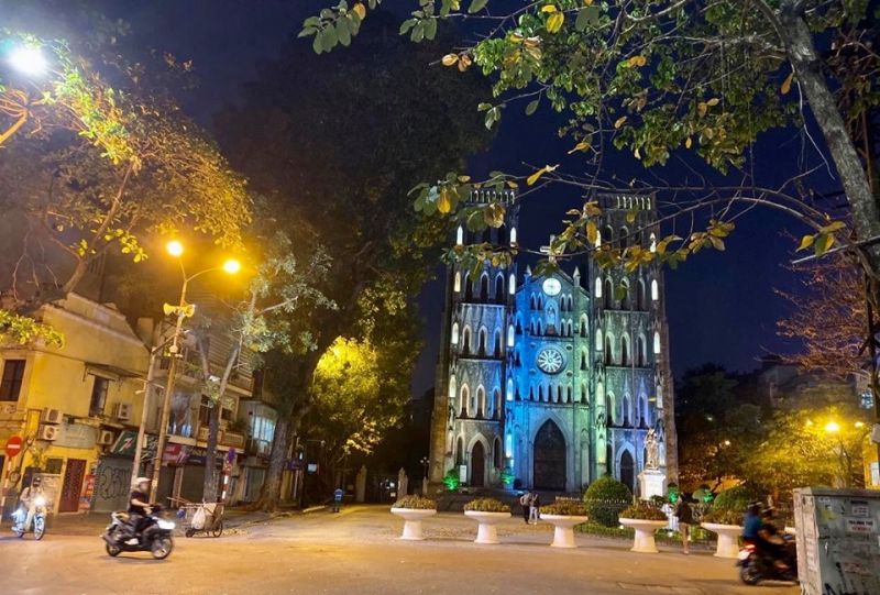 Nh&agrave; Thờ Lớn - khu vực tập trung nhiều qu&aacute;n c&agrave; ph&ecirc; v&agrave; tr&agrave; chanh y&ecirc;n ắng kh&aacute;c thường ng&agrave;y