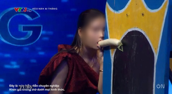 H&igrave;nh ảnh c&ocirc; g&aacute;i ngậm củ cải g&acirc;y nhức mắt người xem