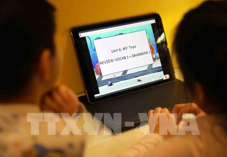 Dạy học qua truyền hình được xem là giải pháp tối ưu để hệ thống duy trì việc dạy và học qua mùa dịch Covid-19. Dạy học qua truyền hình được xem là giải pháp tối ưu để hệ thống duy trì việc dạy và học qua mùa dịch Covid-19.