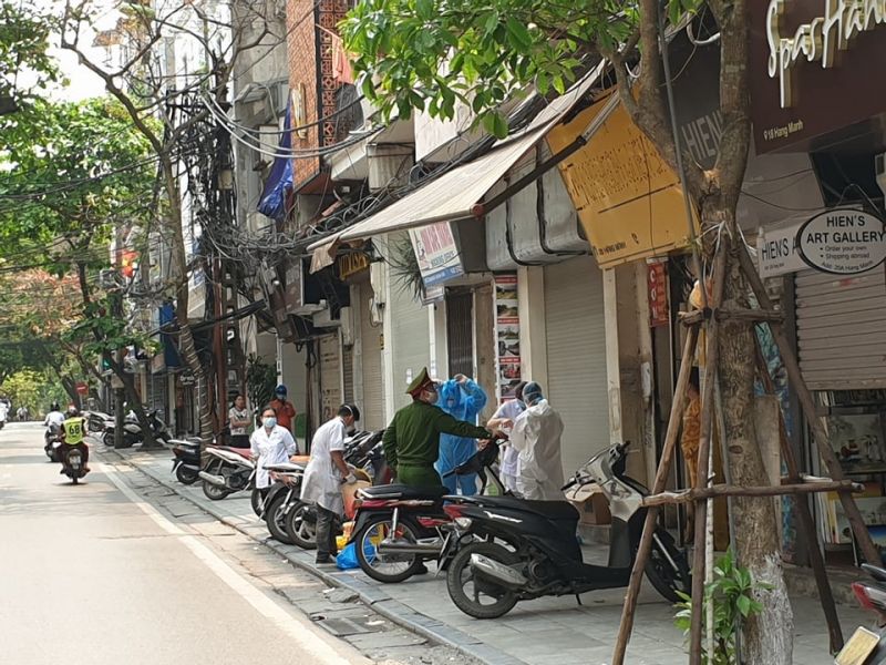 Công an và y tế đến kiểm tra, nhắc nhở và phun khử khuẩn. Ảnh chụp sáng 27/3 trên phố Hàng Mành
