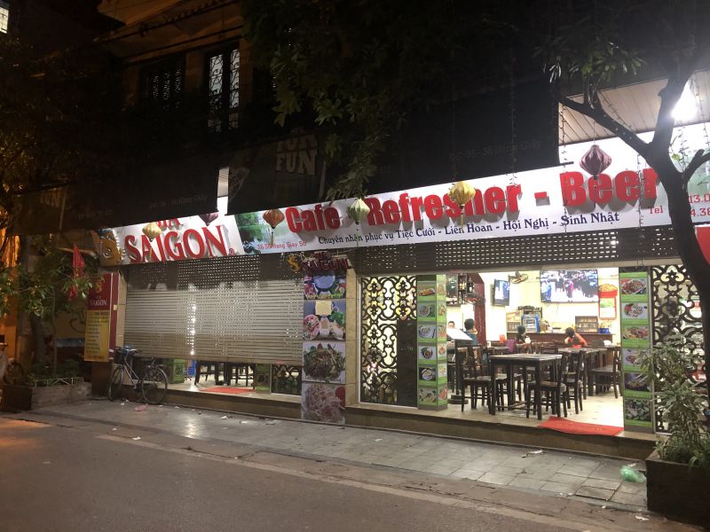 Một quán bia trên phố Hàng Giầy đóng cửa dừng đón khách, chỉ có nhân viên ngồi trông quán