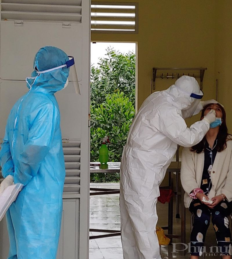 C&aacute;c b&aacute;c sĩ lấy mẫu x&eacute;t nghiệm cho người d&acirc;n trong khu c&aacute;ch ly tập trung tại Trung đo&agrave;n ph&aacute;o binh 58 - Bộ Tư lệnh Thủ đ&ocirc;.