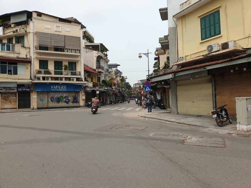 Một góc phố Hà Nội yên ắng dù ngày thường rất đông đúc