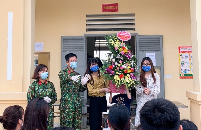 C&aacute;n bộ, chiến sĩ Trung đo&agrave;n ph&aacute;o binh 58 - Bộ Tư lệnh Thủ đ&ocirc; tặng hoa ch&uacute;c mừng người d&acirc;n kết th&uacute;c thời gian c&aacute;ch ly y tế tập trung.