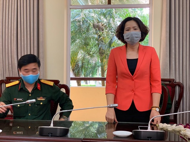 Đồng ch&iacute; L&ecirc; Kim Anh b&agrave;y tỏ lời cảm ơn ch&acirc;n th&agrave;nh tới c&aacute;n bộ, chiến sĩ kh&ocirc;ng quản ngại kh&oacute; khăn, tận t&acirc;m, tận lực v&igrave; sức khỏe nh&acirc;n d&acirc;n.