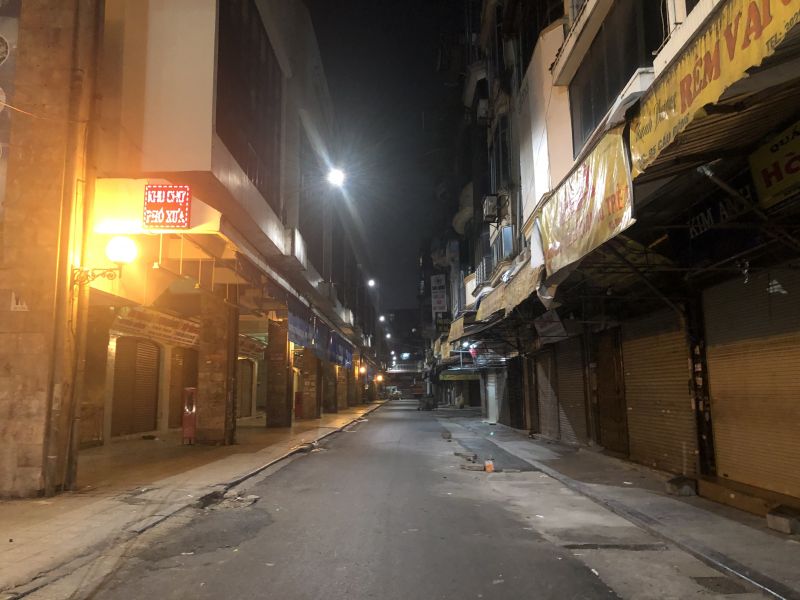 Một góc chợ Đồng Xuân yên ắng dù mới là 7 giờ tối