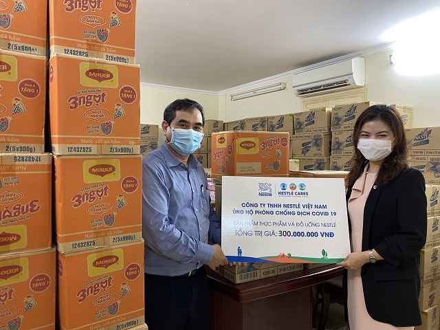 Đại diện Nestle' Việt Nam trao bảng tượng trưng ủng hộ Bộ NN-PTNT. Đại diện Nestle' Việt Nam trao bảng tượng trưng ủng hộ Bộ NN-PTNT.