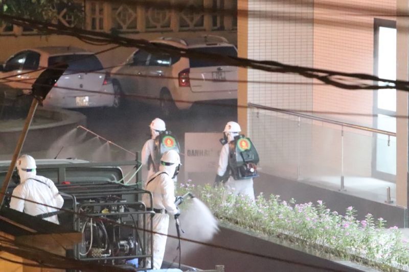 Các lực lượng phun khử trùng khuôn viên bệnh viện Bạch Mai
