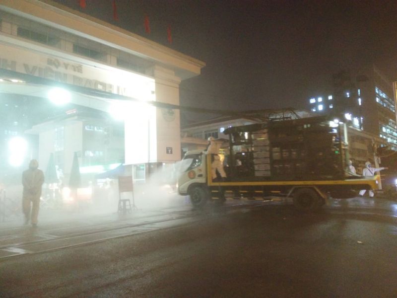 [Ảnh] Binh chủng Hoá học tiêu độc, khử trùng bệnh viện Bạch Mai - ảnh 2