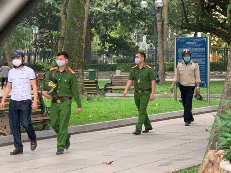 Tổ công tác của Công an quận Hoàn Kiếm kiểm tra, tuyên truyền phòng chống dịch bệnh Covid -19 tại hồ Hoàn Kiếm