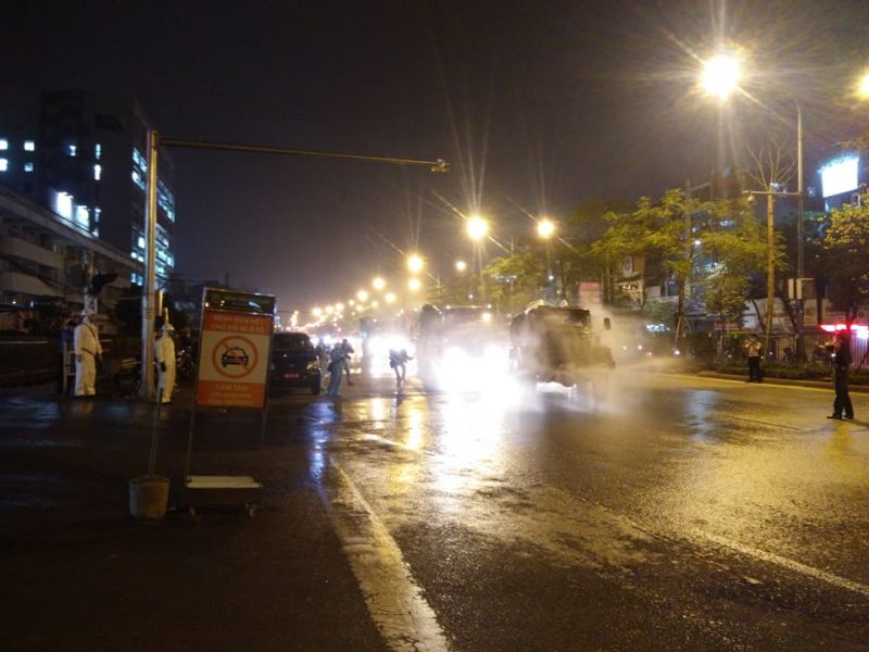 Đoàn xe của Binh chủng Hoá học đi từ hướng đường Giải Phóng vào cổng chính bệnh viện Bạch Mai làm nhiệm vụ