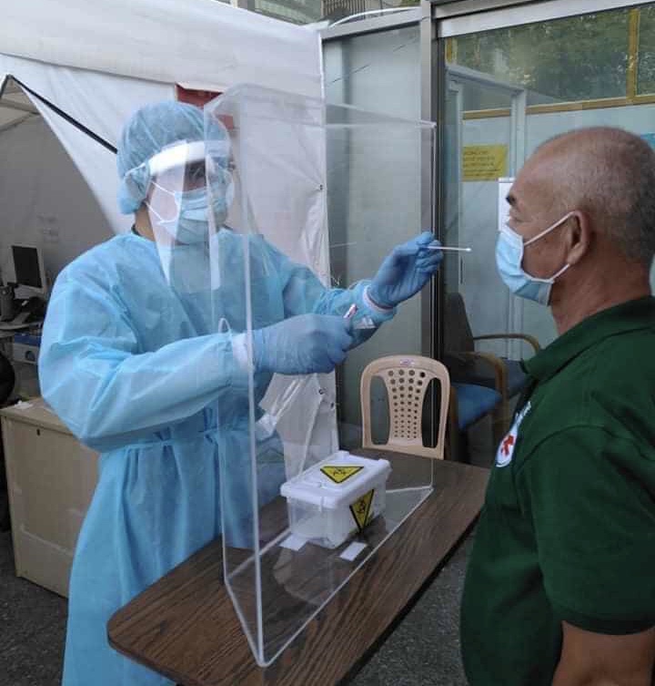 Bác sĩ lấy mẫu xét nghiệm cho bệnh nhân