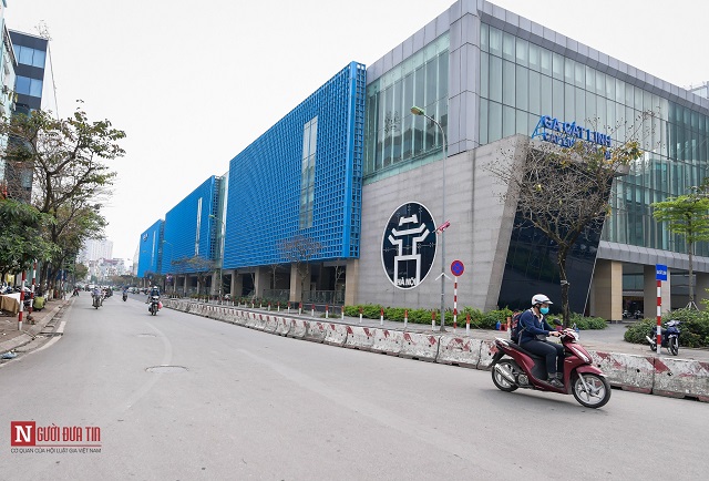 Đường phố vắng vẻ thực hiện chỉ đạo của UBND TP về việc người d&acirc;n nếu kh&ocirc;ng c&oacute; việc khẩn cấp th&igrave; kh&ocirc;ng ra đường, tụ tập đ&ocirc;ng người.