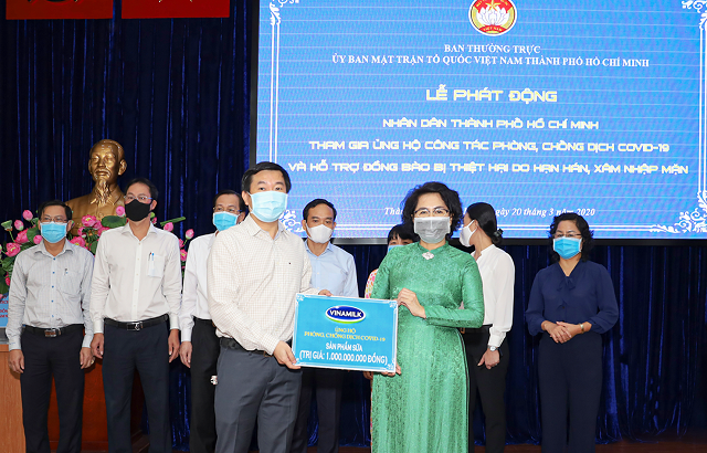 Đại diện Nestle' Việt Nam trao biển tượng trưng Mặt trận Tổ quốc Việt Nam TP.HCM. Đại diện Nestle' Việt Nam trao biển tượng trưng Mặt trận Tổ quốc Việt Nam TP.HCM.