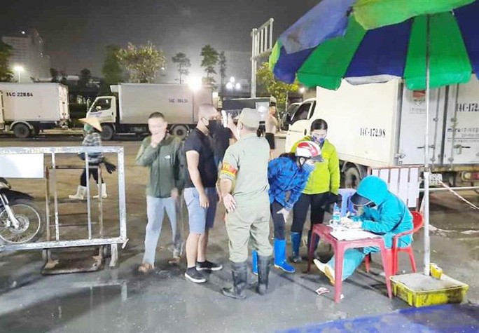 Đo th&acirc;n nhiệt, ghi th&ocirc;ng tin của những người hoạt động tại Chợ c&aacute; Hạ Long