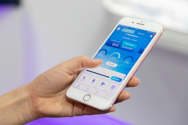 Kh&aacute;ch h&agrave;ng sử dụng My VNPT để nạp tiền điện thoại.