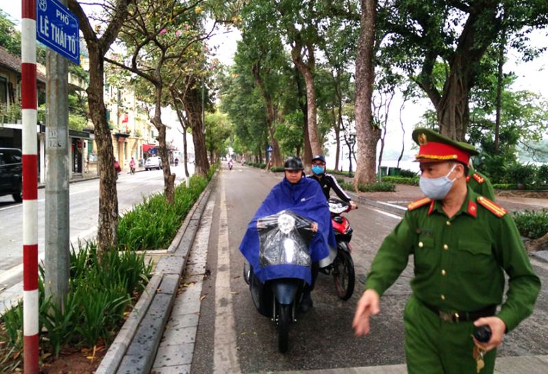 Đội cảnh sát giao thông trật tự xử phạt các đối tượng không đeo khẩu trang khi tham gia giao thông.