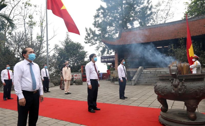 Đại biểu thắp hương trong Lễ Giỗ Đức Quốc tổ Lạc Long Quân sáng 29/3