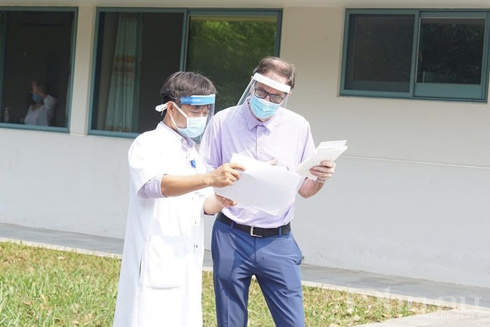 Một bệnh nh&acirc;n người Anh điều trị tại Huế được xuất viện trong th&aacute;ng 3/2020.