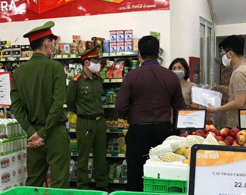 Cơ quan chức năng kiểm tra v&agrave; hướng dẫn si&ecirc;u thị xếp h&agrave;ng