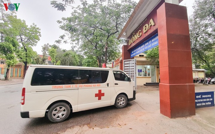 Trạm x&eacute;t nghiệm nhanh Covid-19 tại trường THCS Đống Đa.