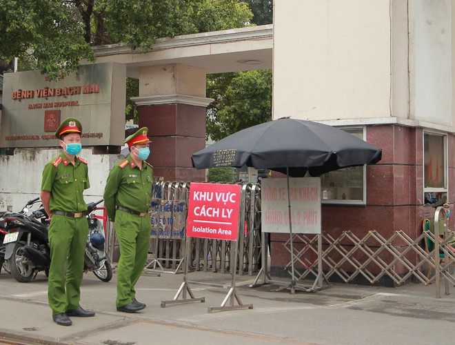 Lực lượng c&ocirc;ng an H&agrave; Nội chốt trực 24/24 giờ tại bệnh viện hỗ trợ c&ocirc;ng t&aacute;c kiểm so&aacute;t