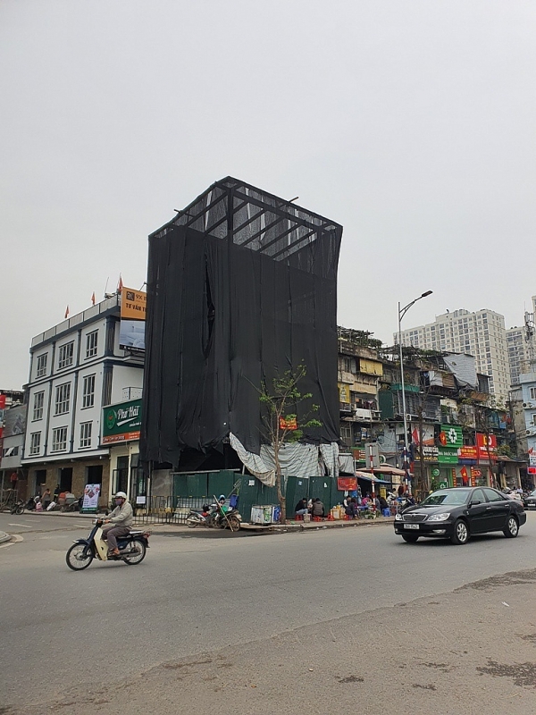 C&ocirc;ng tr&igrave;nh thi c&ocirc;ng dang dở tiềm ẩn nhiều nguy cơ mất an to&agrave;n cho người d&acirc;n tr&ecirc;n địa b&agrave;n