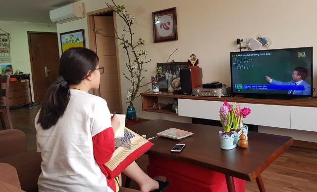 Dạy học trực tuyến, tr&ecirc;n truyền h&igrave;nh d&ugrave; đ&atilde; được khuyến kh&iacute;ch nhưng chất lượng ra sao vẫn l&agrave; điều đ&aacute;ng b&agrave;n. Ảnh: Bảo Trọng