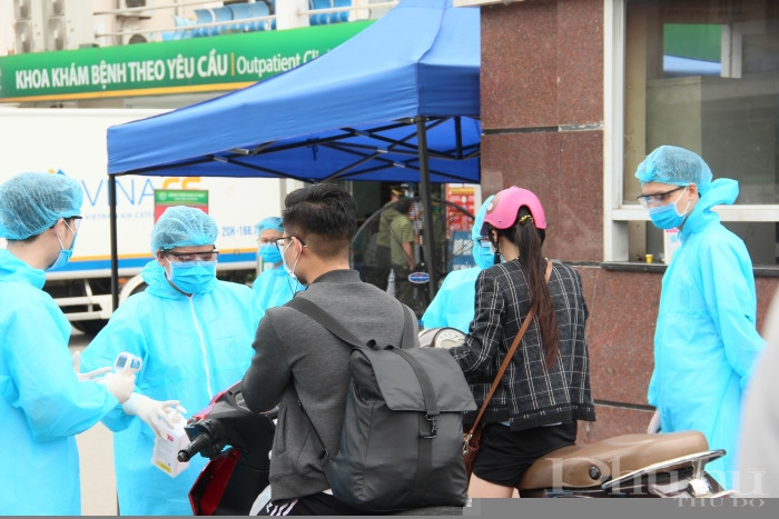 BV Bạch Mai kiểm tra thân nhiệt người ra vào BV