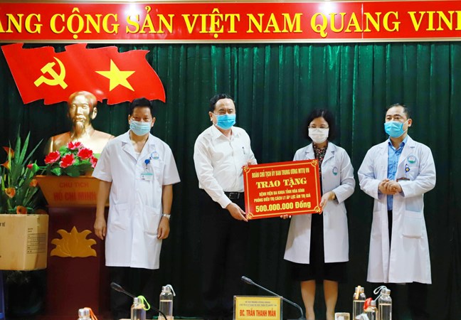 Chủ tịch UBTƯ MTTQ Việt Nam Trần Thanh Mẫn tặng bệnh viện đa khoa tỉnh H&ograve;a B&igrave;nh ph&ograve;ng điều trị, c&aacute;ch ly &aacute;p lực &acirc;m trị gi&aacute; 500 triệu đồng