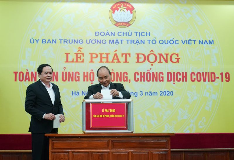 Thủ tướng Ch&iacute;nh phủ Nguyễn Xu&acirc;n Ph&uacute;c  ủng hộ ph&ograve;ng chống dịch Covid-19 tại Lễ ph&aacute;t động To&agrave;n d&acirc;n ủng hộ ph&ograve;ng, chống dịch Covid-19 do Đo&agrave;n chủ tịch UBTW MTTQVN ph&aacute;t động