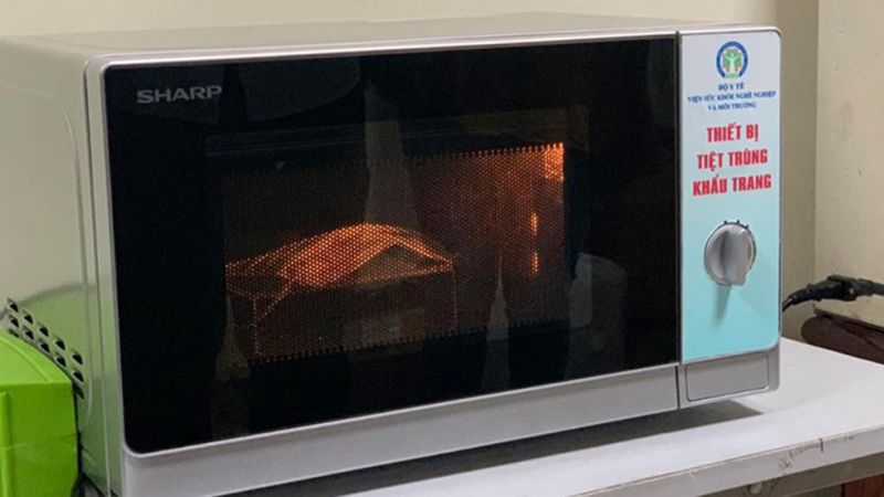 Khử khuẩn khẩu trang bằng l&ograve; vi s&oacute;ng sẽ l&agrave;m giảm khả năng ngăn chặn virus