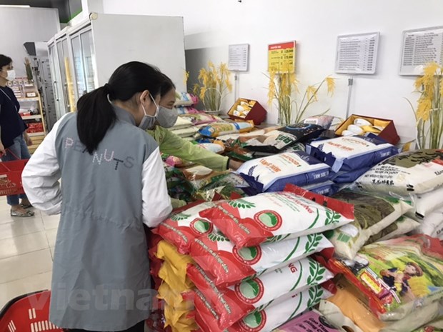 Bộ C&ocirc;ng Thương y&ecirc;u cầu bảo đảm cung ứng nhu yếu phẩm cho người d&acirc;n thường xuy&ecirc;n, li&ecirc;n tục, giảm mật độ người mua đến từng điểm b&aacute;n. (Ảnh: Đức Duy/Vietnam+)