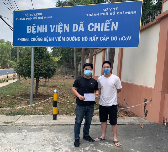 Hai trong số 3 bệnh nhân nhiễm COVID-19 được xuất viện trưa 1/4.